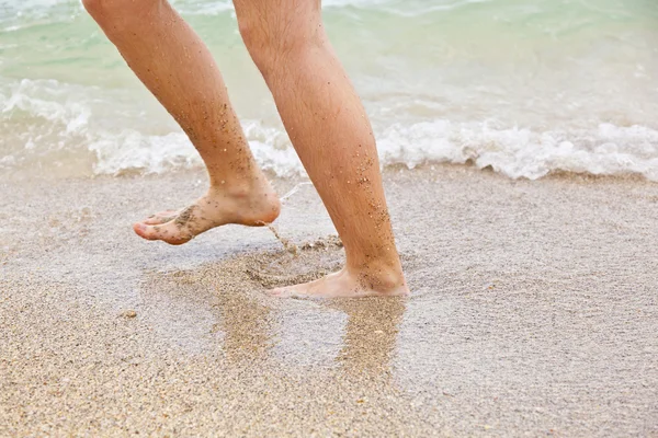 Feet of boy running along the beach — Stock Photo, Image