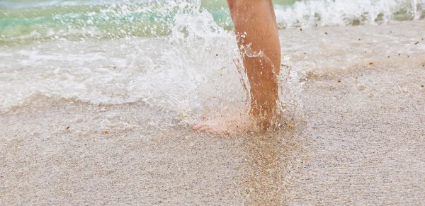 Füße von Junge springen ins Wasser — Stockfoto