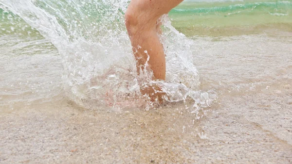 Füße von Junge springen ins Wasser — Stockfoto
