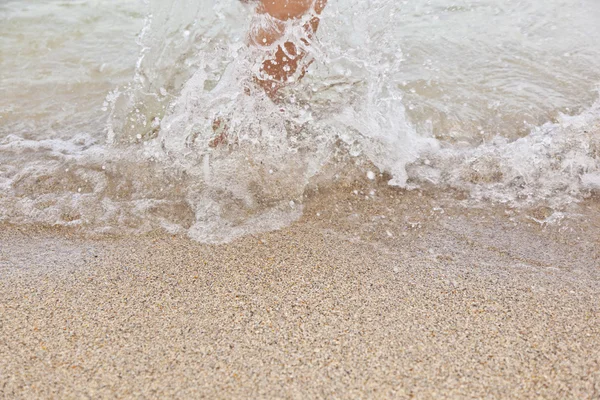 水に飛び込む男の子のフィート — ストック写真
