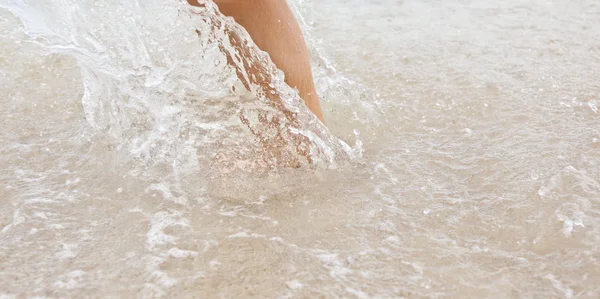 Ноги хлопчика стрибають у воду — стокове фото