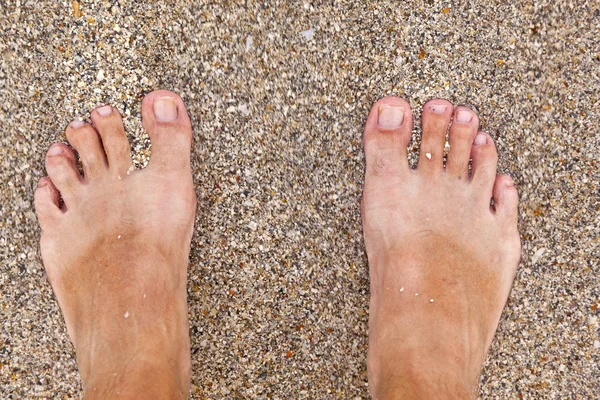 Ayakları bir adam sahilde — Stok fotoğraf