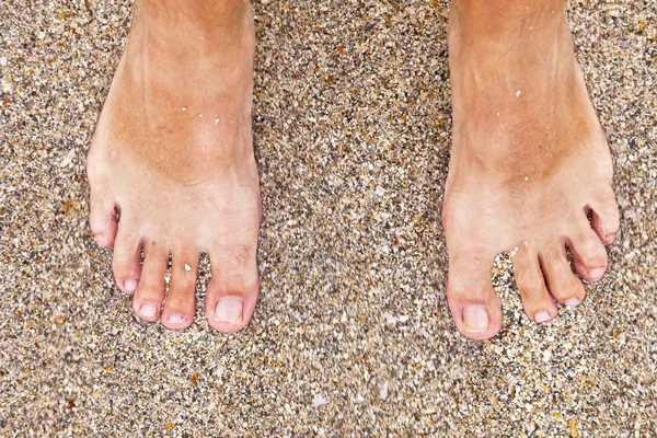 Foten av man på stranden — Stockfoto