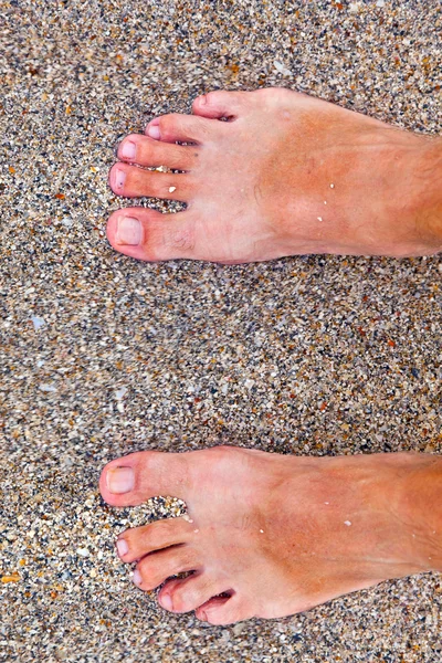 Ноги чоловіка на пляжі — стокове фото