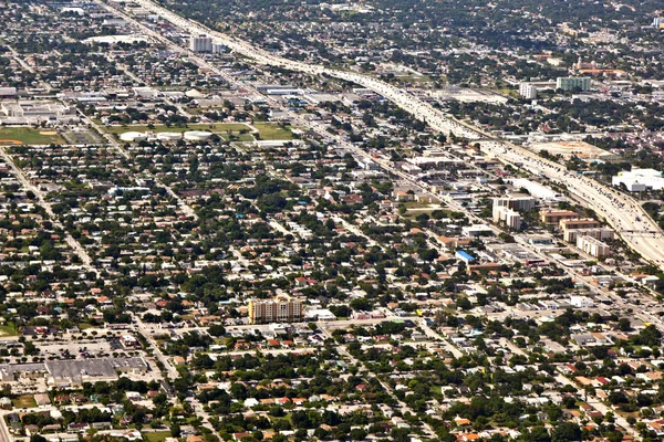 Luchtfoto van de stad en het strand van miami — Stockfoto