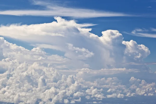 Nuvem branca inchada com céu azul — Fotografia de Stock