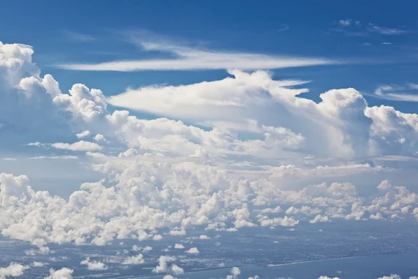 Gezwollen witte wolk van blauwe hemel — Stockfoto