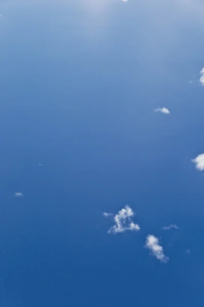 Синее небо над океаном — стоковое фото