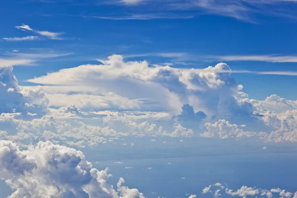 Fluffigt vitt moln blå himmel — Stockfoto
