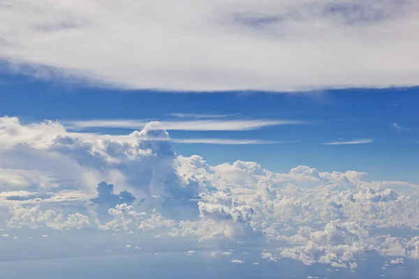 Opuchlé bílý oblak s modrou oblohou — Stock fotografie