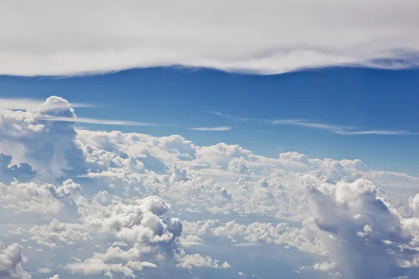 Opuchlé bílý oblak modrá obloha — Stock fotografie