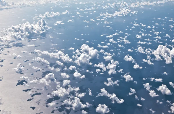 Біле хмарне блакитне небо над океаном — стокове фото