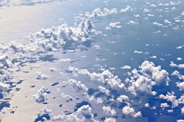 Witte wolk blauwe hemel over de Oceaan — Stok fotoğraf
