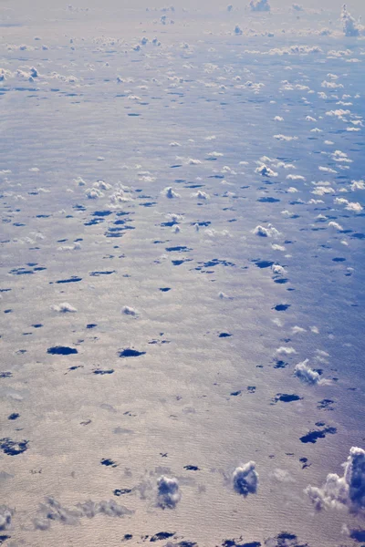 海の上の白い雲青い空 — ストック写真