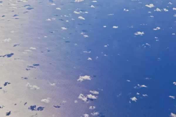 Vitt moln blå himmel över havet — Stockfoto