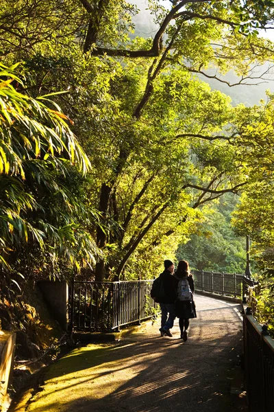 Coppia cammina il romantico modo picco a Hong Kong, Victoria — Foto Stock