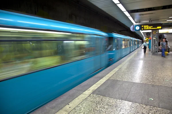 Zug kommt im Bahnhof an — Stockfoto