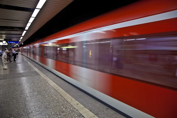 역에 도착하는 열차 — 스톡 사진