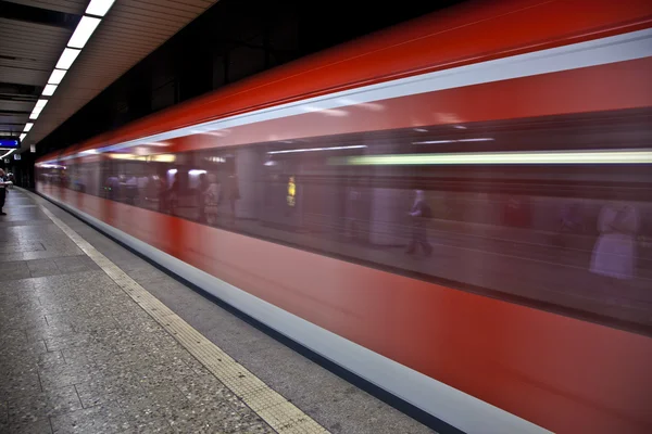 Tåg anländer till stationen — Stockfoto