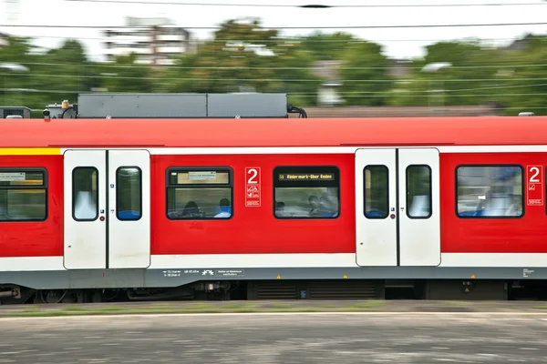 Vonat elhagyja az állomás a sebesség — Stock Fotó