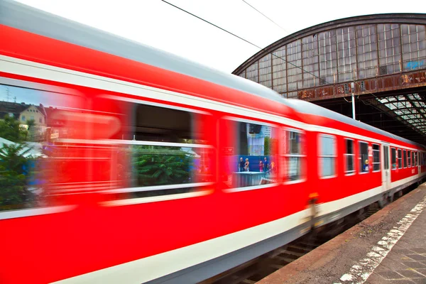 Zug verlässt Bahnhof mit Geschwindigkeit — Stockfoto