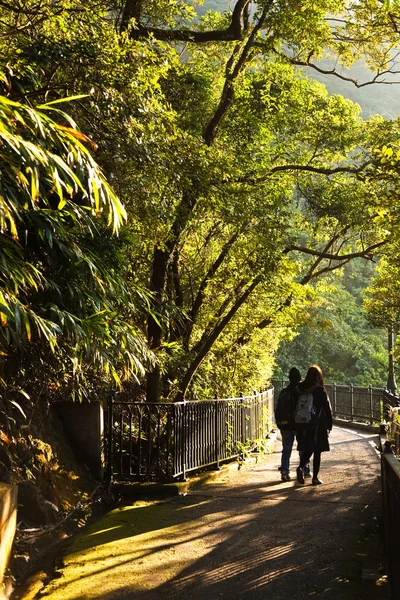 Coppia cammina il romantico modo picco a Hong Kong, Victoria — Foto Stock