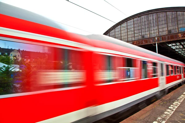 Zug verlässt Bahnhof mit Geschwindigkeit — Stockfoto