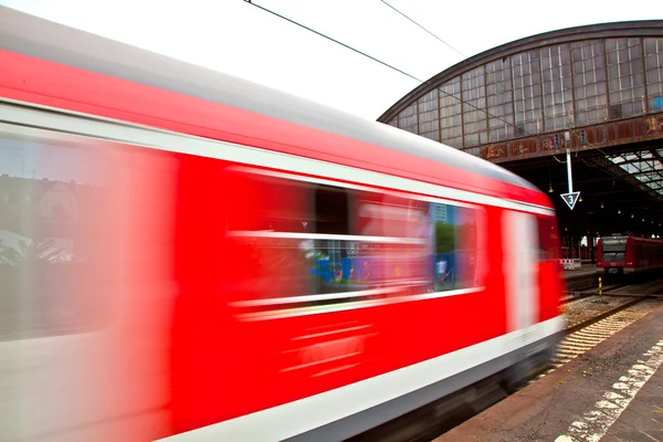 Comboio sai da estação com velocidade — Fotografia de Stock