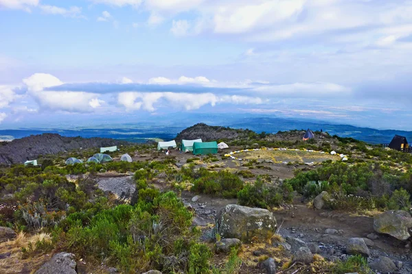 Acampamento com porto de desembarque heli na trilha hte Mount Kilimanjaro — Fotografia de Stock