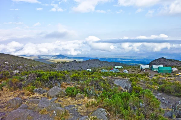 Campo con porto di atterraggio elicottero sul sentiero del Kilimangiaro — Foto Stock