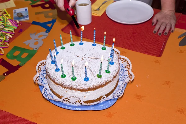De cake van de kindverjaardag aan de tafel — Stockfoto