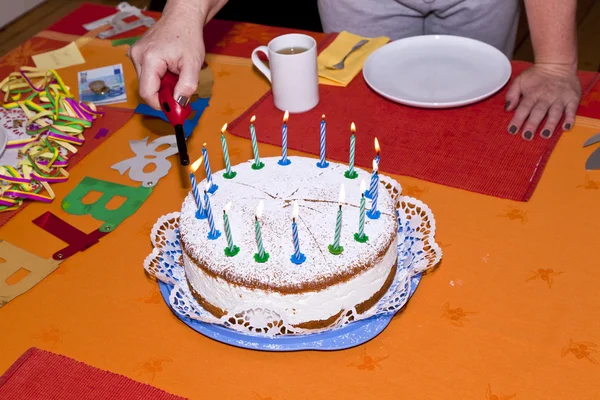 테이블에서 생일 케이크 — 스톡 사진