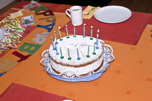 Födelsedagstårtan vid bordet — Stockfoto