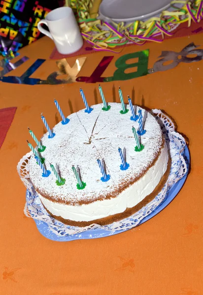 Doğum günü pastası masada — Stok fotoğraf