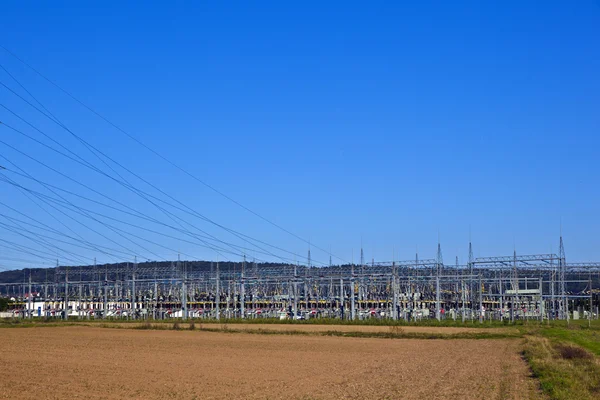 Electrical power plant in farmland area — Stock Photo, Image