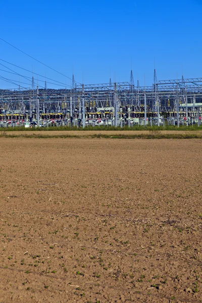 Электростанция в сельскохозяйственных угодьях — стоковое фото