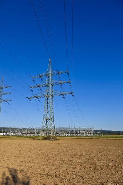 Elektrické elektrárny v krásné barevné louce — Stock fotografie