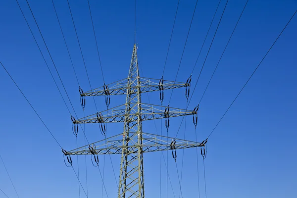 Elektrizitätswerk in schöner bunter Wiese — Stockfoto