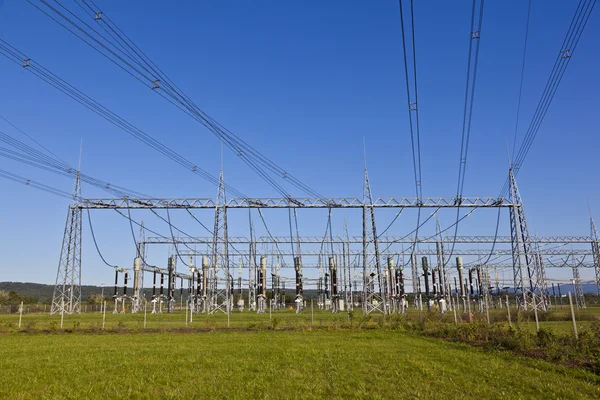 Elektriska kraftverk i jordbruksmark område — Stockfoto