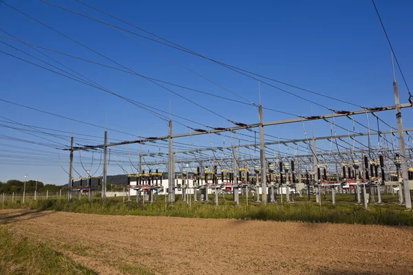Centrale elettrica nella zona agricola — Foto Stock