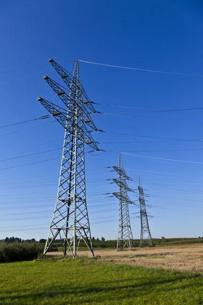 美しいカラフルな草原での電気の発電所 — ストック写真