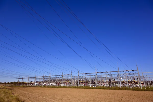 Elektriska kraftverk i jordbruksmark område — Stockfoto