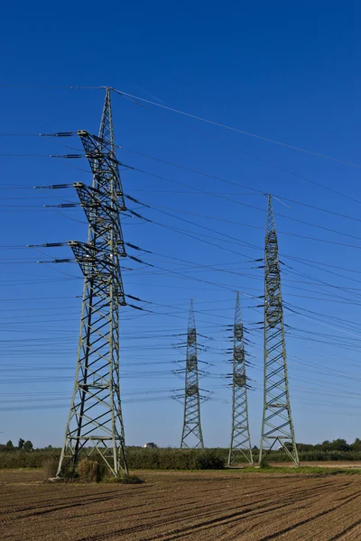 Elektrycznych elektrowni w piękne kolorowe łąka — Zdjęcie stockowe