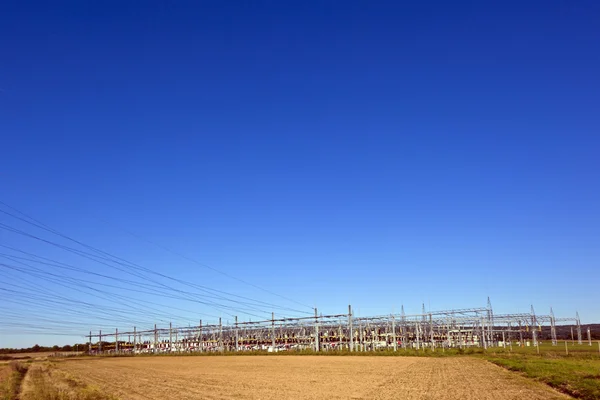 Central eléctrica na zona agrícola — Fotografia de Stock