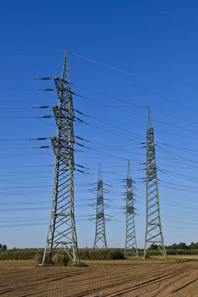 美しいカラフルな草原での電気の発電所 — ストック写真