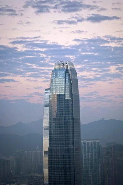 Szczycie wieżowca w nocy z panorama hong kong — Zdjęcie stockowe