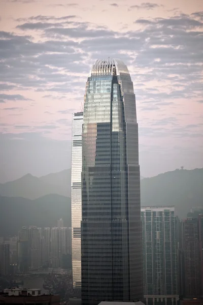 与香港全景的夜景摩天大楼顶部 — 图库照片