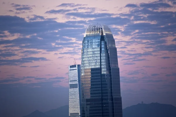 Κορυφή του ουρανοξύστη από τη νύχτα, με πανοραμική θέα του Χονγκ Κονγκ — Φωτογραφία Αρχείου