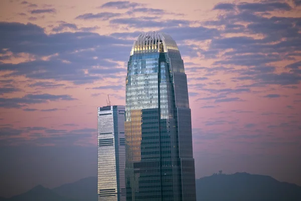与香港全景的夜景摩天大楼顶部 — 图库照片