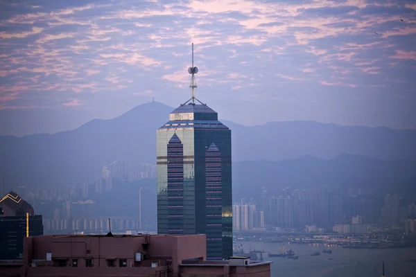 Szczycie wieżowca w nocy z panorama hong kong — Zdjęcie stockowe